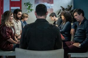 Rogério (Paulo Mendes), Marcinho (Antonio Haddad), Cibele (Adriana Esteves), Amâncio (Thomás Aquino ), Wando (Milhem Cortaz), Mila (Maeve Jinkings) e Sérgio (Eduardo Sterblitch) em cena de Os Outros