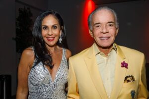Chiquinho Scarpa posa em evento com esposa