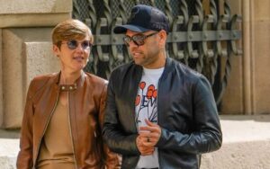 Daniel Alves e sua advogada – Foto: Grosby Group