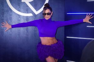 Deborah Secco posando na Expo Óptica