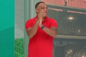 denilson batendo palmas no programa jogo aberto