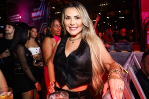 Deolane Bezerra de preto, sorrindo