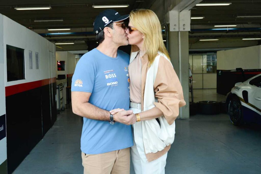 Ana Hickmann beijando Edu Guedes dentro de carro na Porsche Cup Brasil