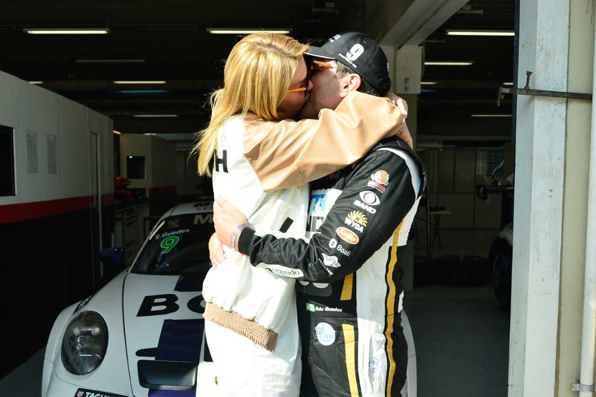 Ana Hickmann beijando Edu Guedes dentro de carro na Porsche Cup Brasil