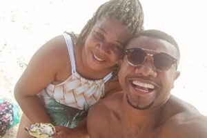 elisangela, mãe de davi, posando com o filho