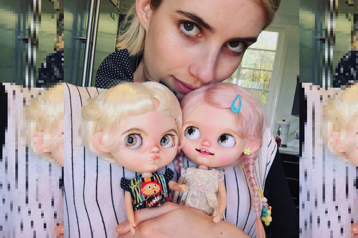 Emma Roberts e algumas de suas bonecas