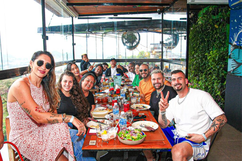 Ex-BBBs se unem e almoçam no mirante da Rocinha