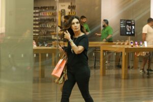 Fátima Bernardes posa com sacolas de compras