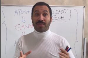 gil do vigor em frente a uma lousa