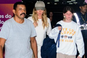 Gisele Bundchen e Vivian ,ambas de look despojado, chegando ao aeroporto