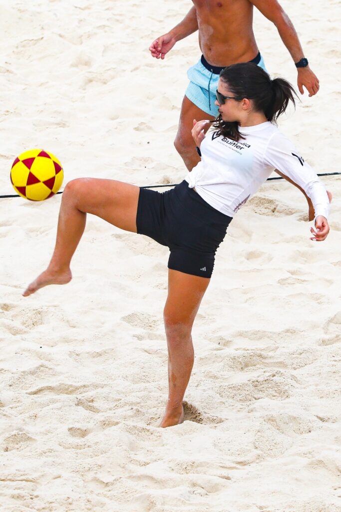 Jade Picon na praia jogando futevôlei