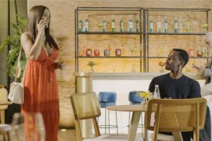 Jéssica (Rafa Kalimann) encontrando Hans (Raphael Logam) em Família é Tudo