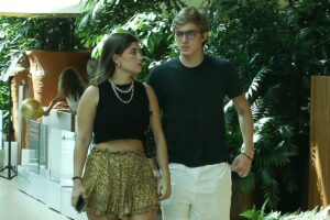 Joaquim, filho de Luciano Huck e Angélica, com a namorada