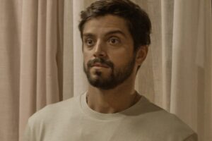 José Venâncio (Rodrigo Simas) se surpreende com a chegada das amigas de Buba (Gabriela Medeiros) e Teca (Lívia Silva) se diverte com a situação em Renascer