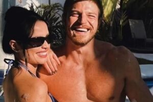 Juliette e o namorado abraçados