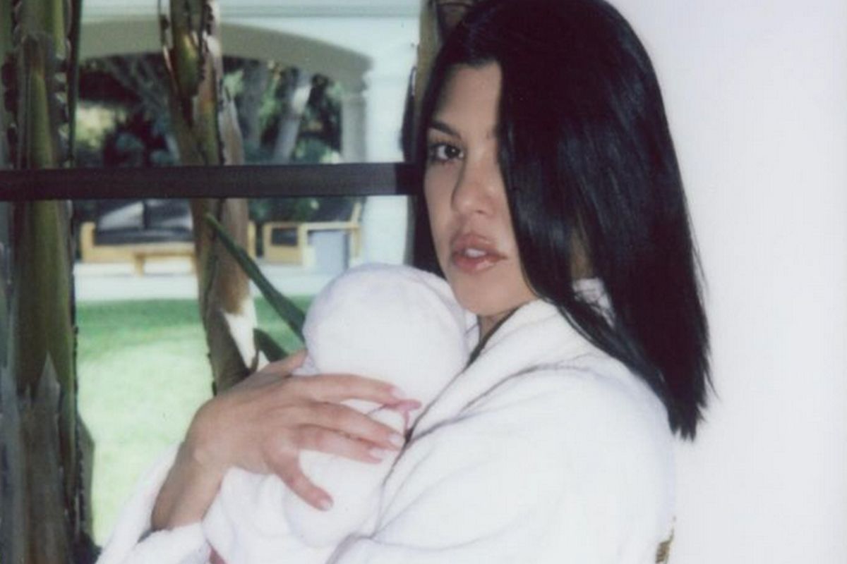 Kourtney Kardashian com o filho Rocky no colo