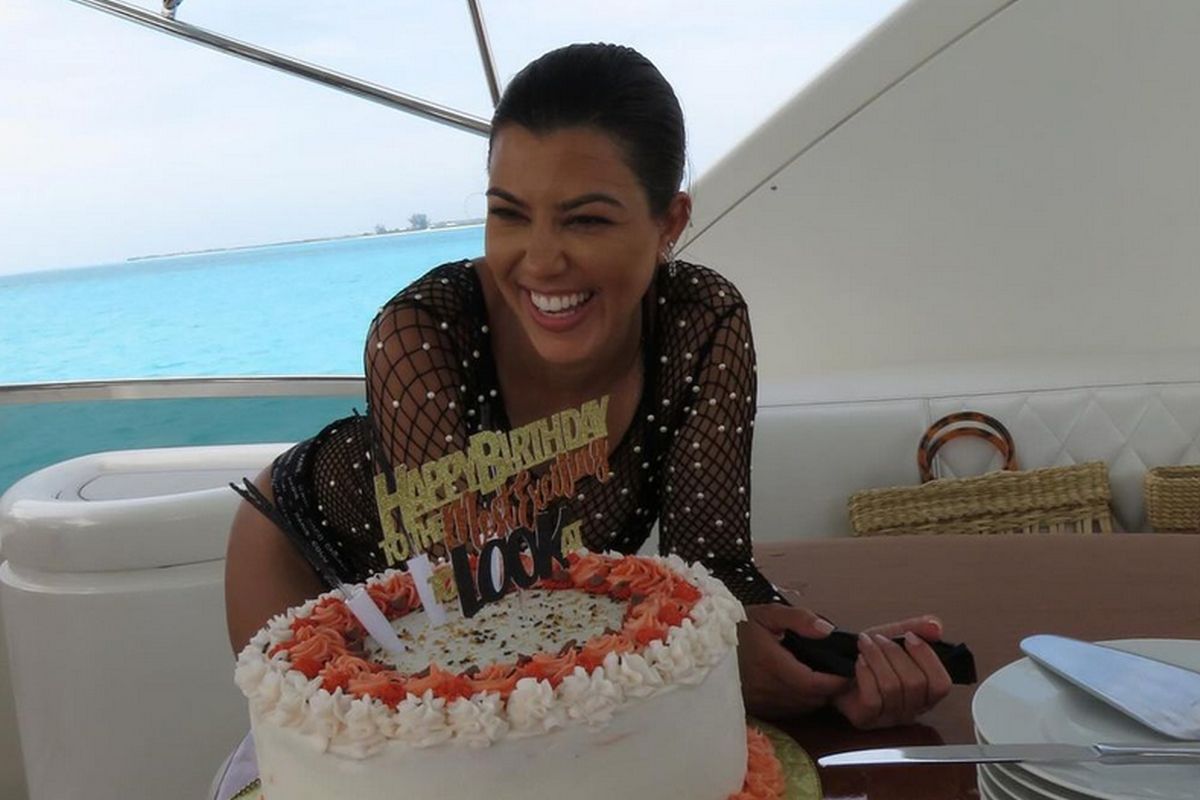 Kourtney Kardashian celebra aniversário no mar