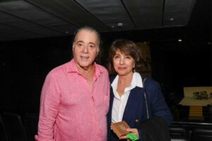 Lidiane Barbosa prestigiando Tony Ramos na peça “O que só Sabemos Juntos”