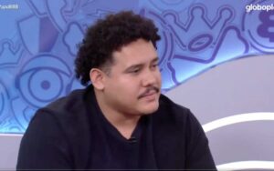 Após sair do BBB 24, Lucas Henrique descobre que está divorciado - Foto: Reprodução Globoplay