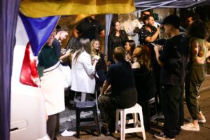 Luisa Sonza na rua, com fãs, na barraca de cachorro quente