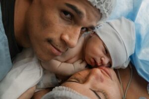 luva de pedreiro posando com filho e távila gomes