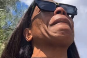 mãe de mc kevin chorando