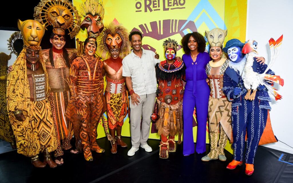 Maju Coutinho com o marido e elenco de O Rei Leão - Foto: Andy Santana / Brazil News