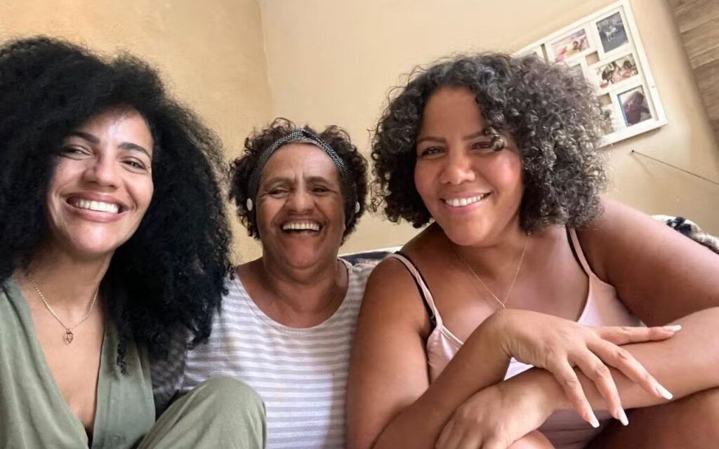 As irmãs Fabiana e Mani Reggo com a mãe– Foto: Instagram