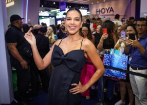 Mariana Rios de vestido preto segurando e óculos escuros preto
