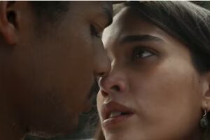 mariana (theresa fonseca) e joão pedro (juan paiva) quase se beijando em renascer