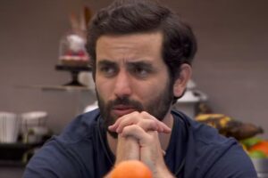 matteus pensativo na cozinha do bbb 24