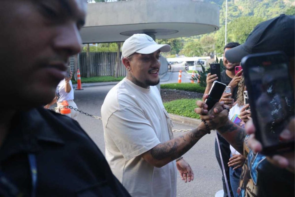 MC Bin Laden recebendo fãs na porta da Globo