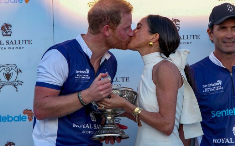 Meghan Markle e Príncipe Harry se beijam em torneio de Pólo – Foto: Grosby Group