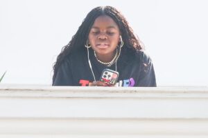 Mercy, filha de Madonna, na varanda do Copacabana Palace Hotel