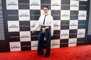 Nanda Costa de camisa branca e calça jeans