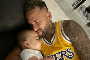 Neymar junto com a filha Mavie