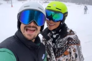 nciolas prattes e sabrina sato posando juntos na neve