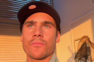 Nicolas Prattes de boné preto