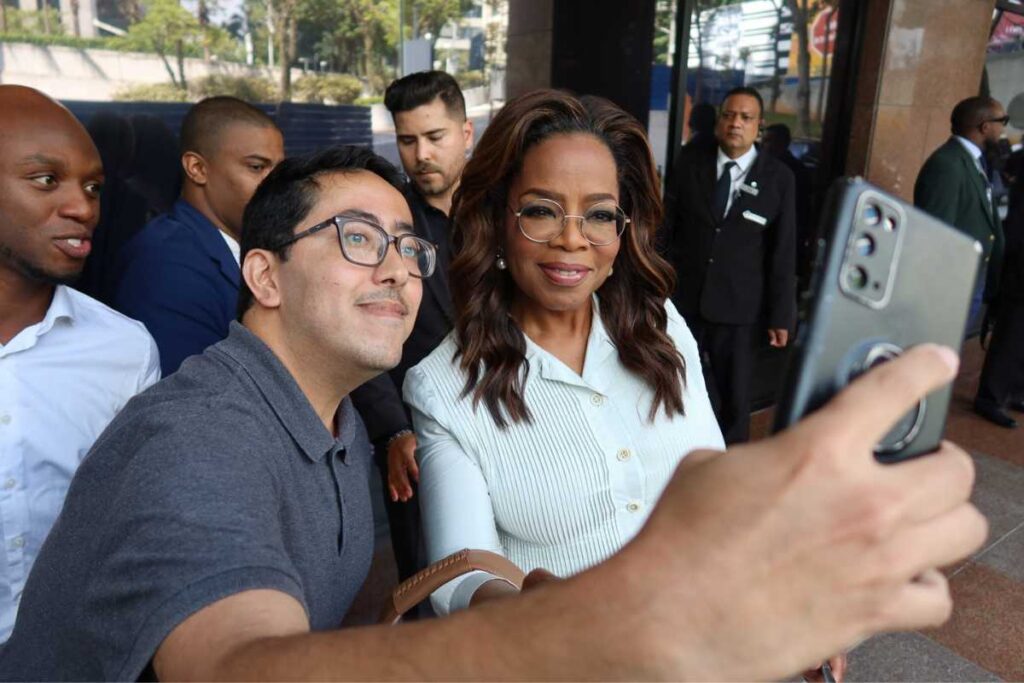 Oprah Winfrey falando com fãs no Brasil