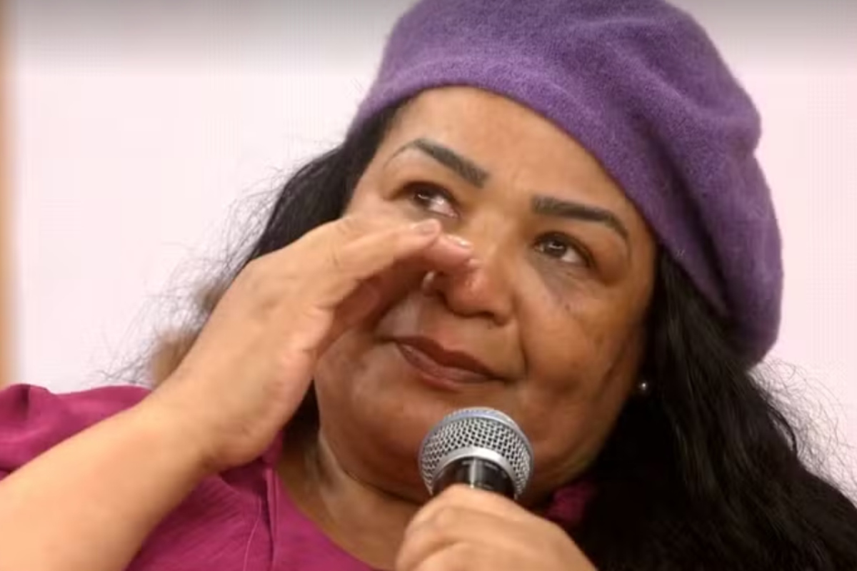 Pastora Mariza mãe de MC Bin, chorando