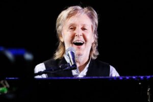 paul mccartney tocando piano e cantando em show
