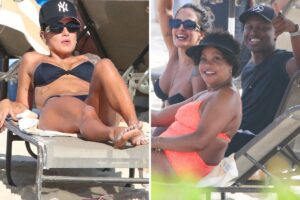 Praia - Carol Peixinho de biquíni preto e boné preto, deitada, tomando sol, com Thiaguinho e a mãe dele, Gloria Barbosa