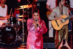 Preta Gil no show do Bala e Desejo no Morro da Urca