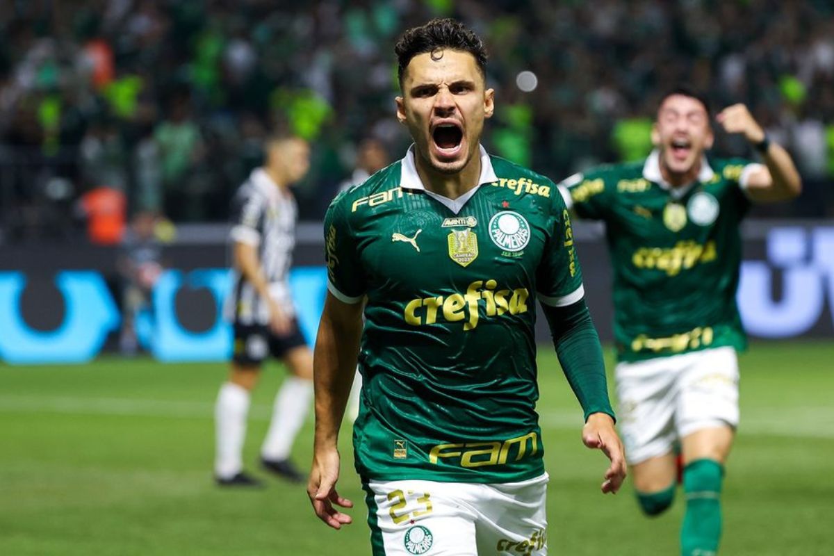 Raphael Veiga, do Palmeiras, comemorando gol