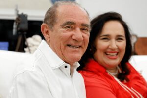 Renato Aragão de camisa branca, ao lado da esposa, Lílian Taranto, de camisa vermelha