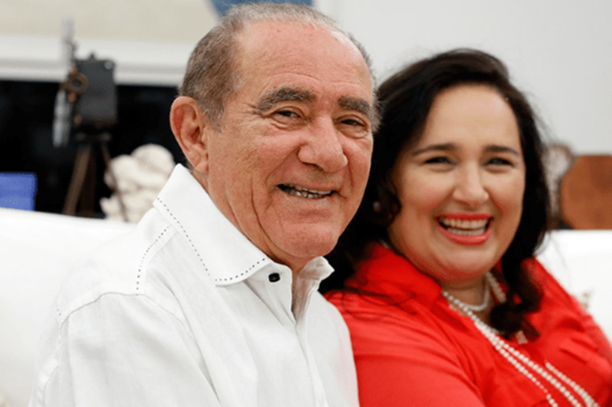 Renato Aragão de camisa branca, ao lado da esposa, Lílian Taranto, de camisa vermelha