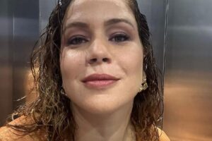 retrato de leandra leal em selfie no elevador