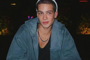 retrao de joão guilherme com blusa jeans