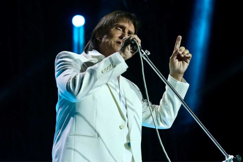 Roberto Carlos cantando em show de Niterói
