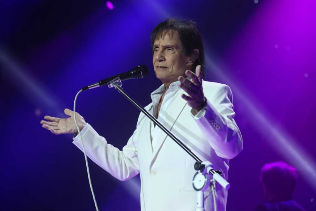 Roberto Carlos cantando em show de Niterói